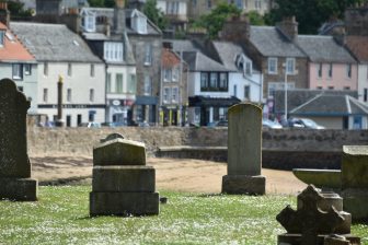 Anstruther cimitero di fronte alle case