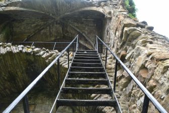 カルロス修道院跡の急な階段