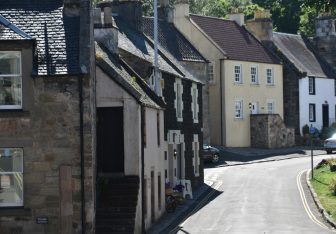 Falkland-calle-precioso-pueblo-gira-Fife-Escocia