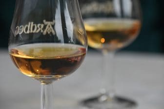 Un bicchiere di whisky al Granary a Leith