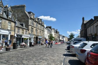 calle-principal-St. Andrews-gira-reino-Fife-Escocia