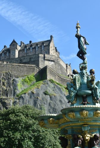 castillo-fuente-vistas-ciel-azul-Edimburgo-Escocia