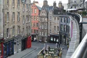 Una terrazza che guarda su Victoria Street verso Grassmarket