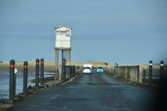 潮が満ちたら海に沈む道を通ってホーリー・アイランドへ