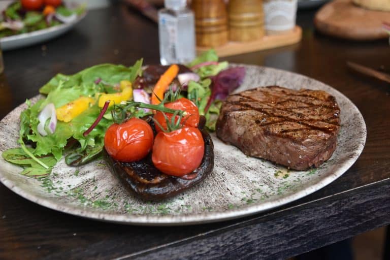 Platos de carne sudamericanos en Escocia