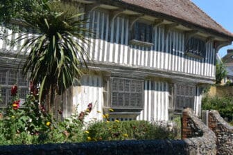 The Tudor House in una strada verso il Shell Grotto