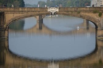 río-Ponte-Vecchio-reflejos-Florencia-Italia