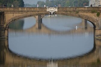 ヴェッキオ橋から見たサンタ・トリニタ橋