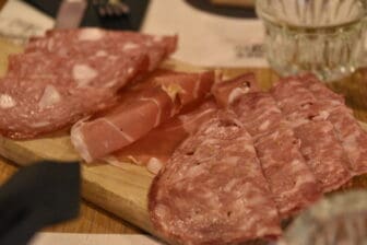 Un piatto di salumi al ristorante Officina