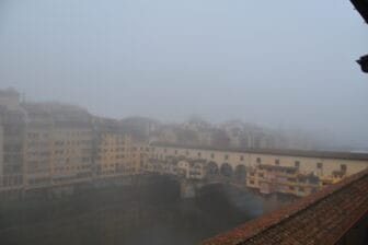 霧にかすむフィレンツェのヴェッキオ橋