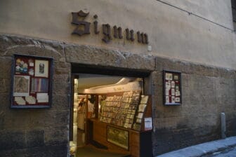 Shopping nel negozio Signum a Firenze