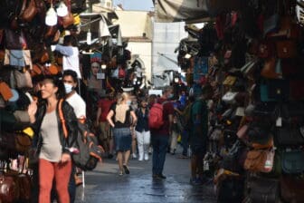 フィレンツェの中央市場を取り囲む皮革市場