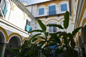 the patio of La Casa en el Centro, a guest house in Ecija