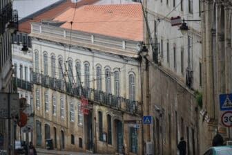 リスボンのレストランへの坂道