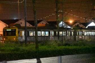 Il treno che costeggia la Av. 24 de Julho in Lisbon