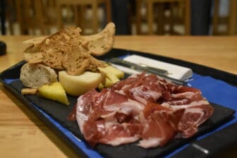 Cena a Lisbona a base di salumi e formaggi