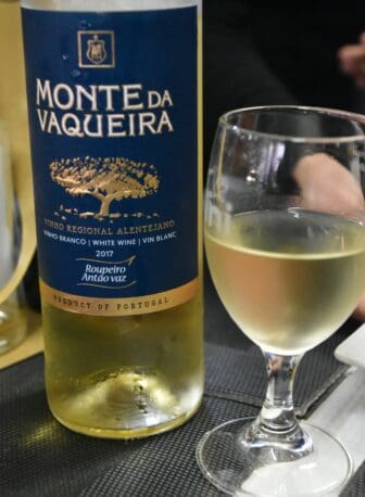 the white wine from Alentejo at Zebras do Combro, the restaurant in Lisbon 