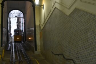 Dentro la stazione Ascensor Da Bica