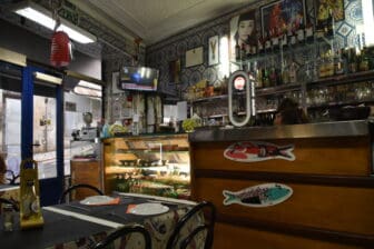 リスボンの小さいレストラン、Zebras do Combroの中