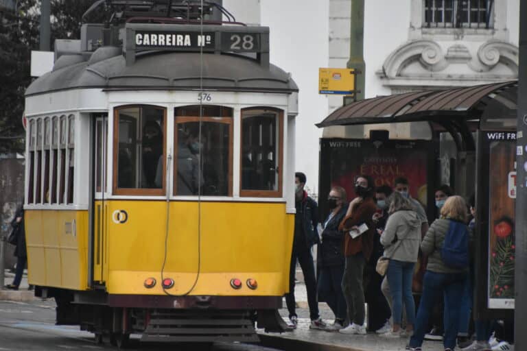 Viaggiare sul tram No. 28 a Lisbona dall’inizio alla fine