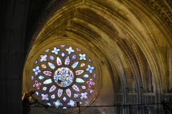 セビリア大聖堂内のバラ窓