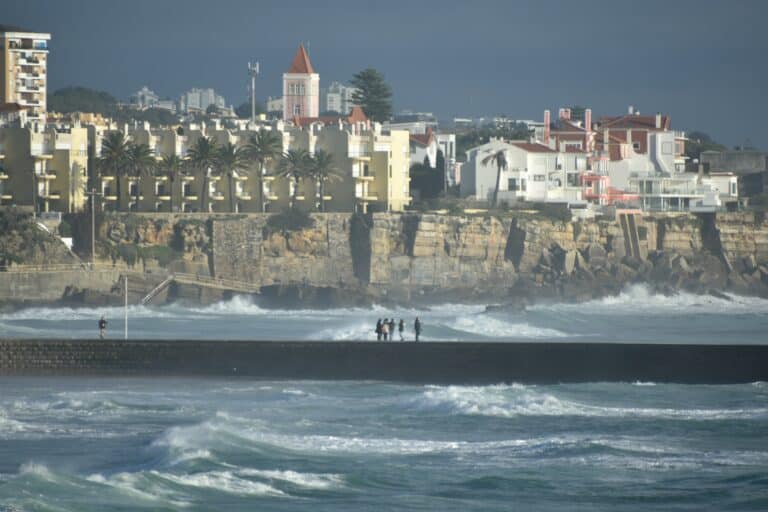 Le onde molto forti ci hanno fatto sentire rinfrescati a Cascais