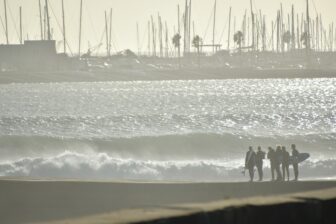 モンテ・エストリルの海でサーフィンをする人々