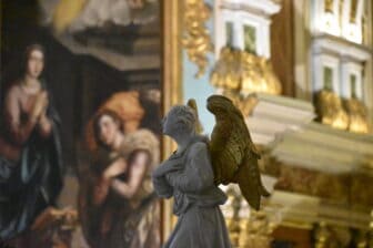 Una statua all'entrata della chiesa in Evora