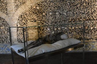 La mummia che dorma dentro la Cappella delle Ossa di Ebola