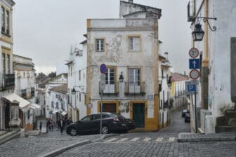 Camminare sotto la pioggia a Evora in Portogallo