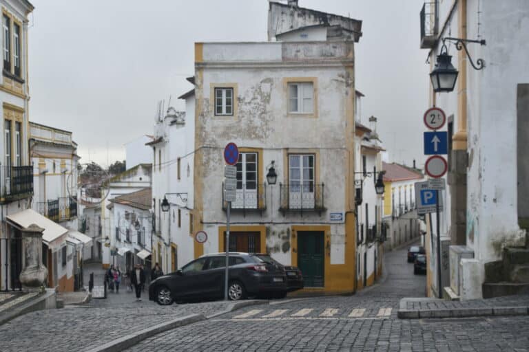 Walk in Evora in the rain