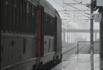 エヴォラ駅のプラットフォームに停まる列車