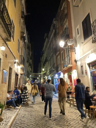 Una strada di Bairro Alta 