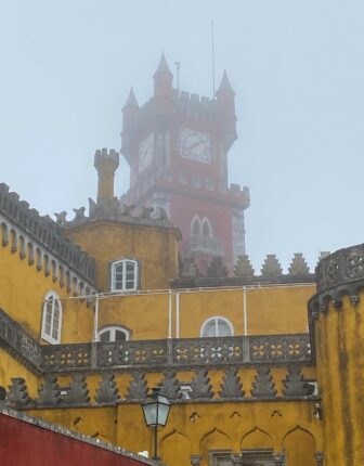ポルトガル、シントラ郊外のペーナ宮殿の霧にかすむてっぺん