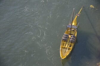 ポルトガルのポルトを流れるドウロ川に浮かぶラベロ船