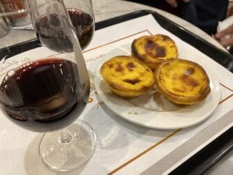 glasses of port wine and Pastel de Nata