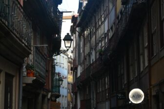 an alley in Oporto
