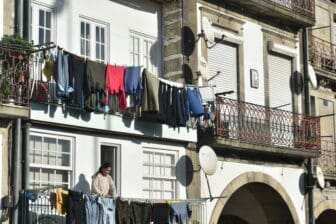 Panni ad asciugare di fronte al fiume