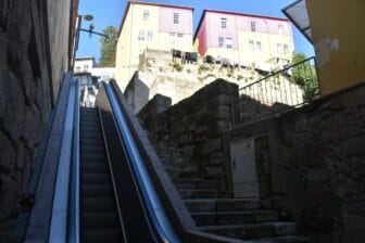 Una nuova scala mobile nella citta' vecchia di Porto