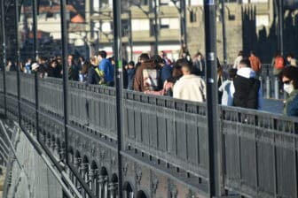 La gente che attraversa il ponte Dom Luis I tra Gaia e Porto