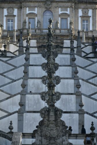 ブラガのボン・ジェズス・ド・モンテ聖域の階段の中央が聖杯に見える図