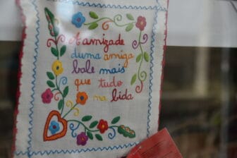 ブラガの女性が作る刺繍のハンカチ