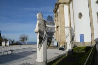 ポルトガルのブラガにあるサメイロの聖母の聖地に立つ天使たち