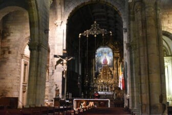 ポルトガルのギマランイスにあるオリーブの木聖母教会の中
