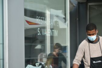 the person cooking outside the restaurant, S. Valentim in Matosinhos