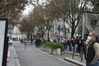 the queue to enter the bookshop in Oporto