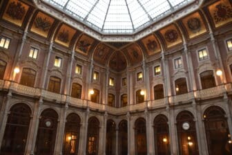 "the room of the coat of arms" nel Palazzo della Borsa