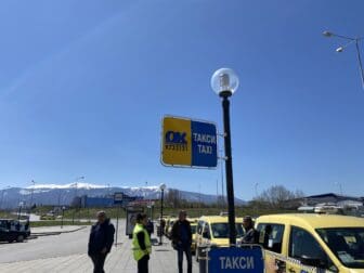 Una fila di taxi all'aereoporto di Sofia in Bulgaria