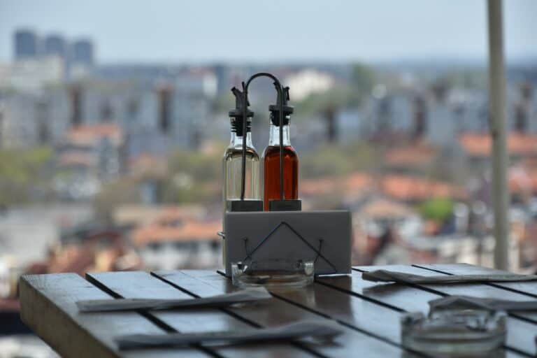 Pranzo in terrazza in un ristorante all’aperto a Plovdiv