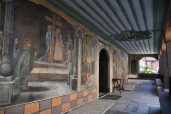 入口の壁に絵が描かれたプロヴディフのSt.Constantine and Helena Church
